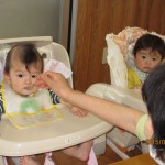 離乳食にも慣れて大きなお口で「あーん」